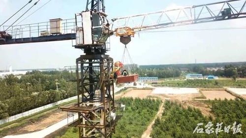 邢臺工人突發(fā)疾病被困30米塔吊 消防救援人員用吊籃解救