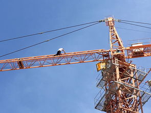 男子30米高塔吊上演 走鋼絲 軍警聯(lián)合解救