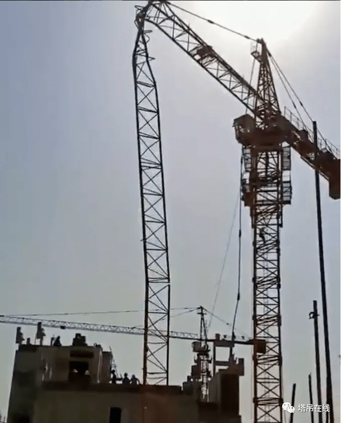 河北廊坊一在建工地塔吊大臂折斷事故播報